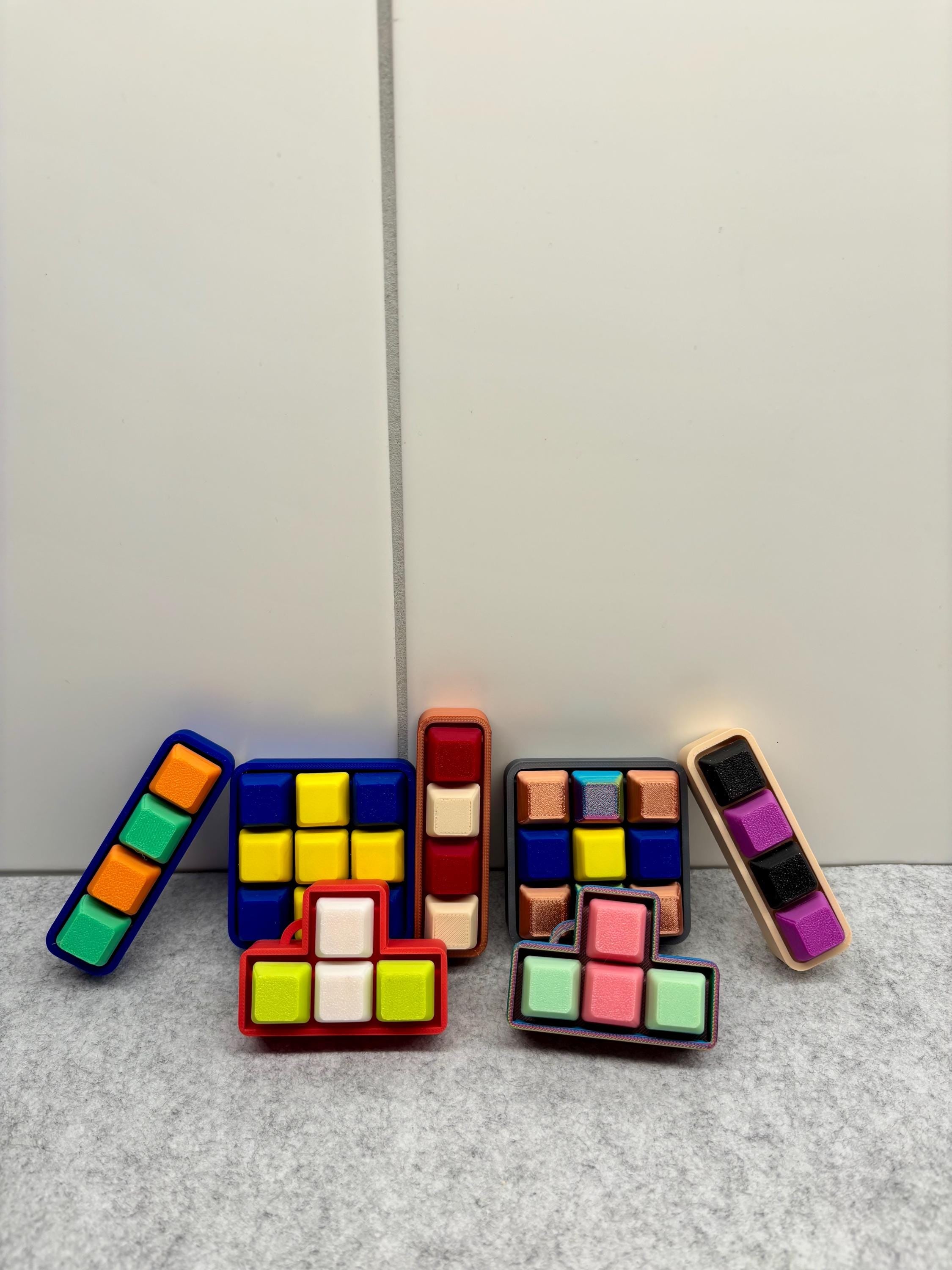 Mechanical Keyboard Fidget Toy with 20 Keycaps | 3D Printed Desk Toy